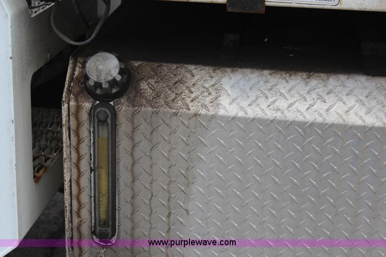 image for item H6225 2006 Peterbilt 335 26-ton crane truck