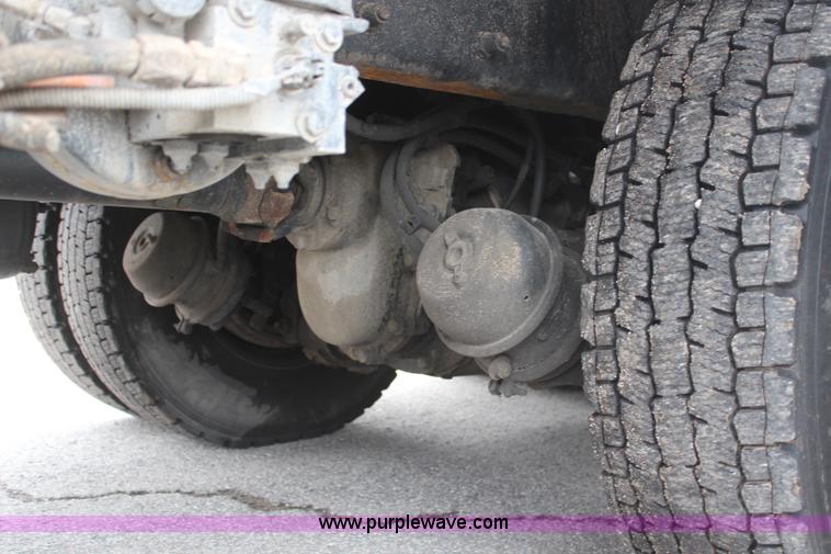 image for item H6225 2006 Peterbilt 335 26-ton crane truck