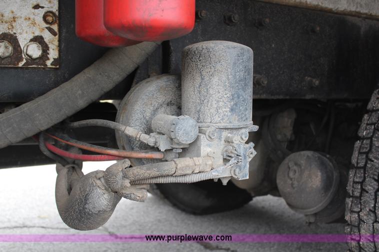 image for item H6225 2006 Peterbilt 335 26-ton crane truck