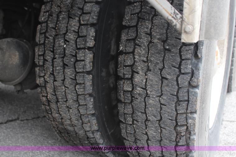 image for item H6225 2006 Peterbilt 335 26-ton crane truck