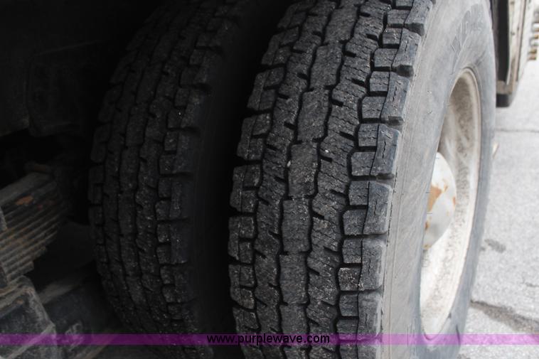 image for item H6225 2006 Peterbilt 335 26-ton crane truck