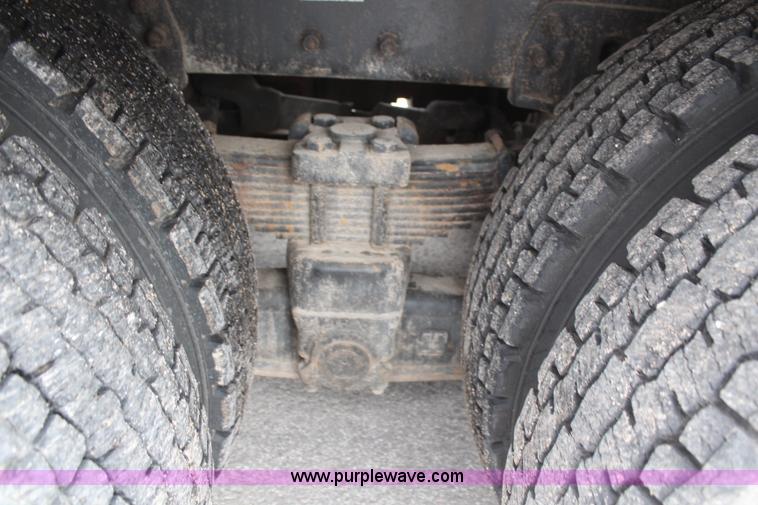 image for item H6225 2006 Peterbilt 335 26-ton crane truck