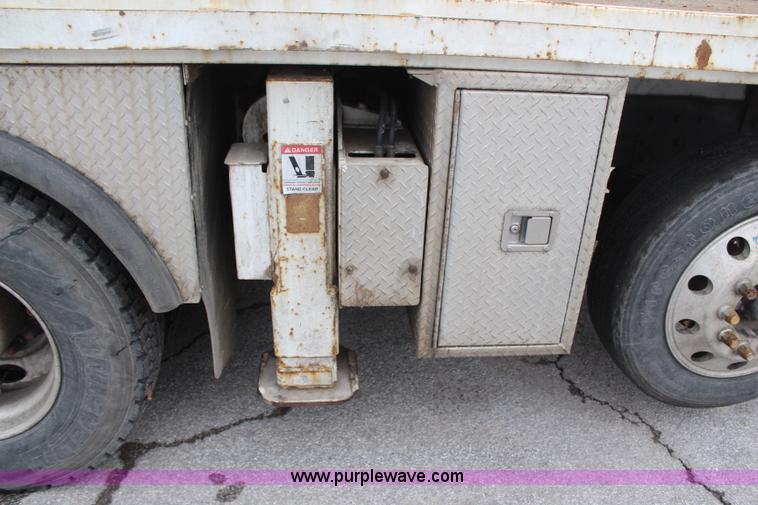 image for item H6225 2006 Peterbilt 335 26-ton crane truck