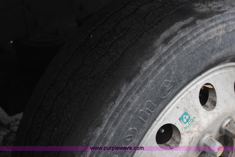 image for item H6225 2006 Peterbilt 335 26-ton crane truck