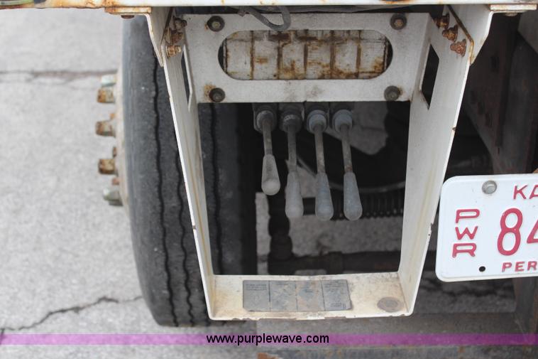 image for item H6225 2006 Peterbilt 335 26-ton crane truck