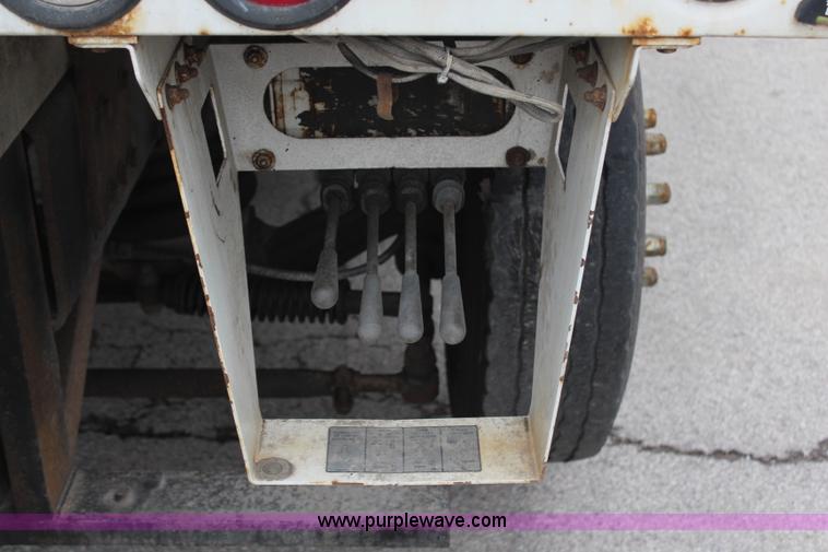 image for item H6225 2006 Peterbilt 335 26-ton crane truck