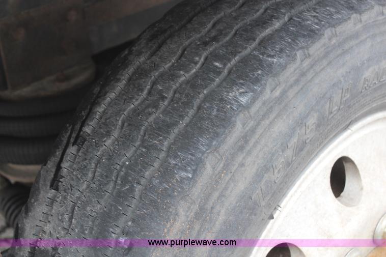 image for item H6225 2006 Peterbilt 335 26-ton crane truck