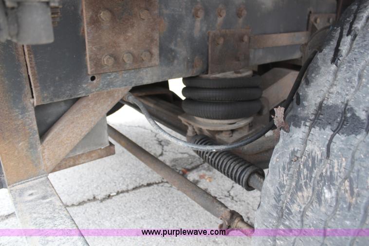 image for item H6225 2006 Peterbilt 335 26-ton crane truck