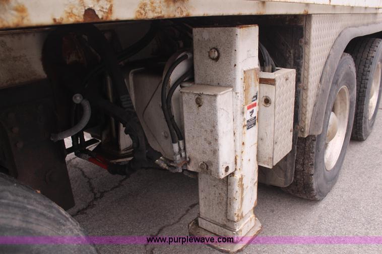 image for item H6225 2006 Peterbilt 335 26-ton crane truck