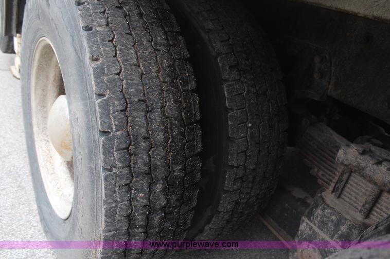 image for item H6225 2006 Peterbilt 335 26-ton crane truck