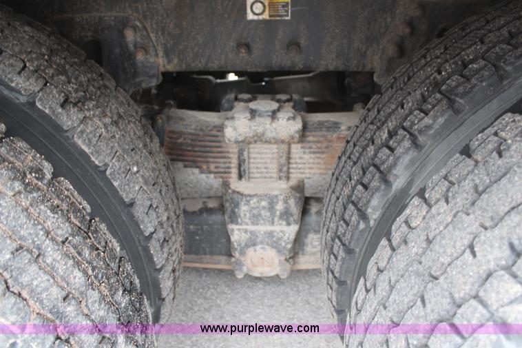 image for item H6225 2006 Peterbilt 335 26-ton crane truck