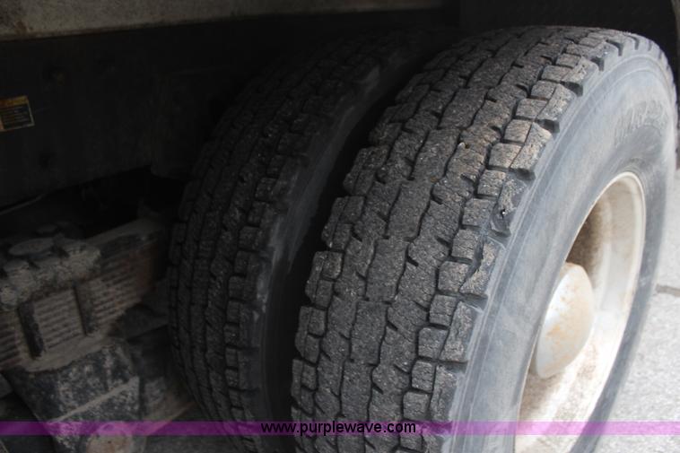 image for item H6225 2006 Peterbilt 335 26-ton crane truck