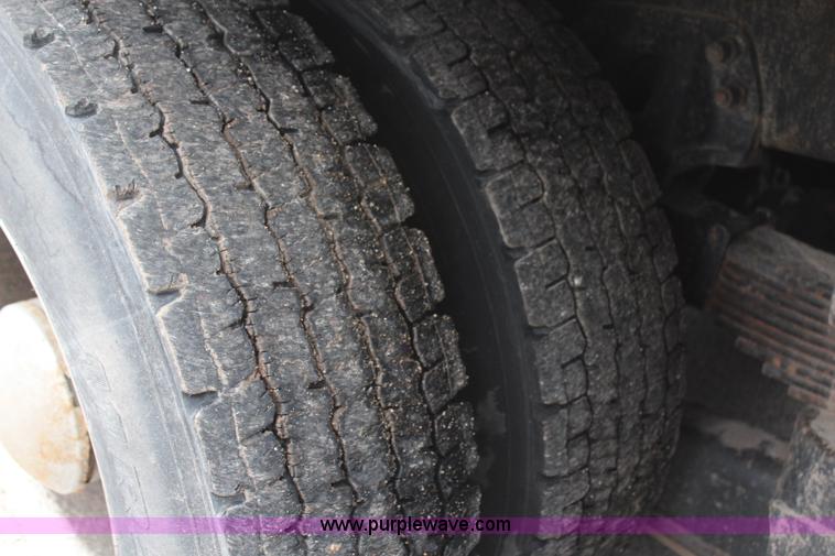 image for item H6225 2006 Peterbilt 335 26-ton crane truck