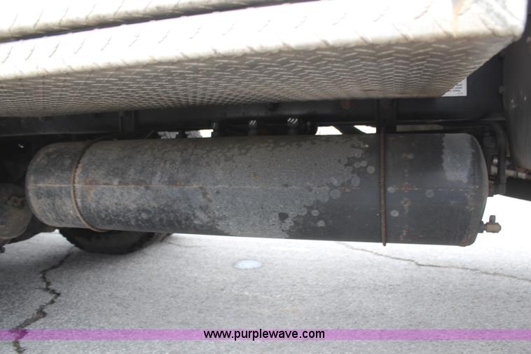 image for item H6225 2006 Peterbilt 335 26-ton crane truck