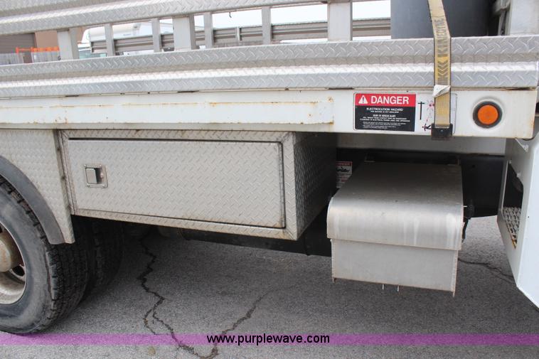 image for item H6225 2006 Peterbilt 335 26-ton crane truck