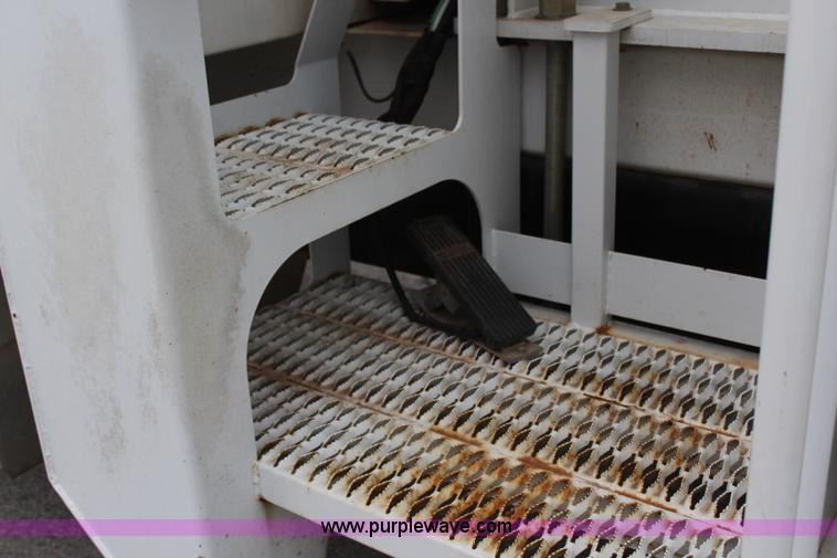 image for item H6225 2006 Peterbilt 335 26-ton crane truck