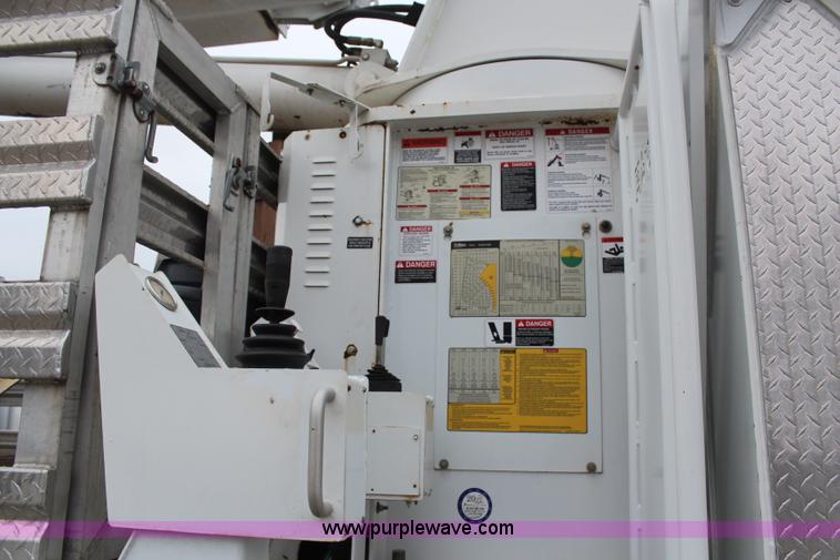 image for item H6225 2006 Peterbilt 335 26-ton crane truck