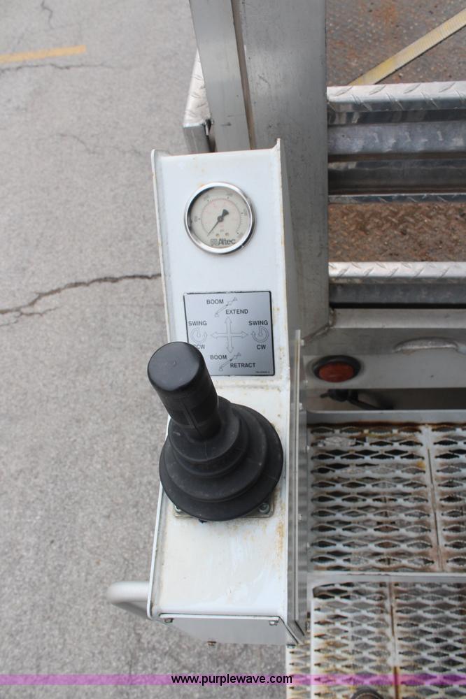 image for item H6225 2006 Peterbilt 335 26-ton crane truck