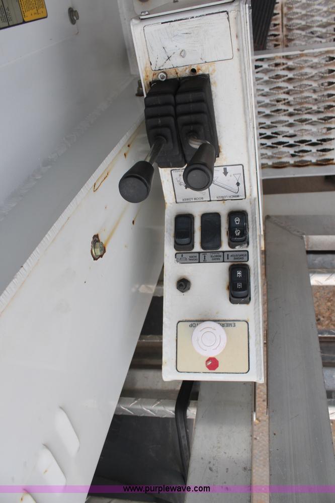 image for item H6225 2006 Peterbilt 335 26-ton crane truck