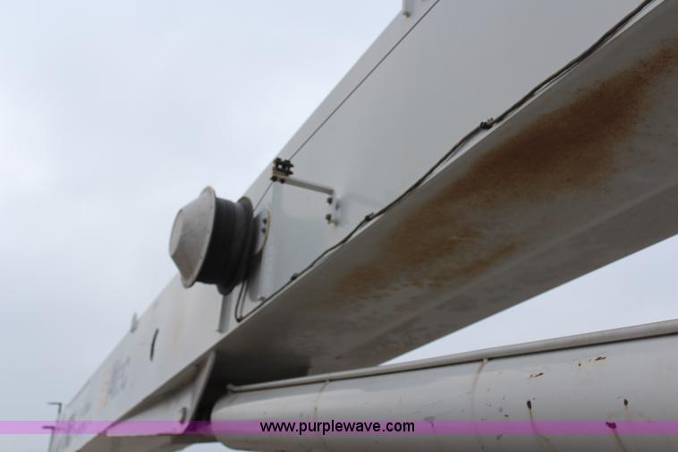 image for item H6225 2006 Peterbilt 335 26-ton crane truck