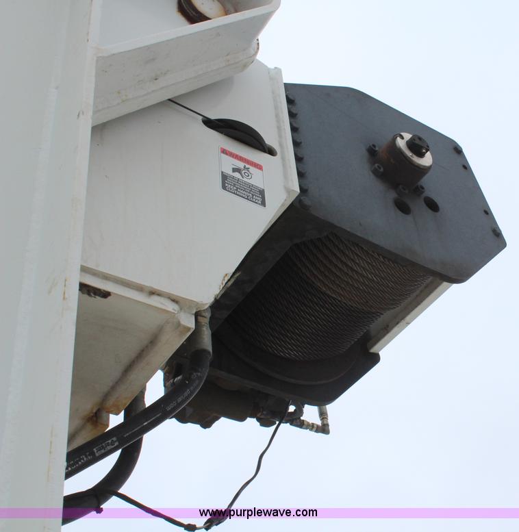 image for item H6225 2006 Peterbilt 335 26-ton crane truck