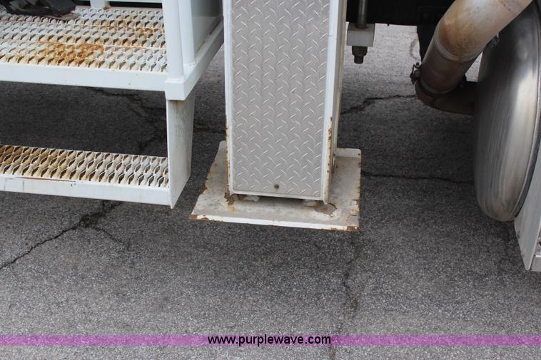 image for item H6225 2006 Peterbilt 335 26-ton crane truck