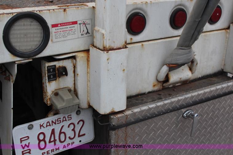 image for item H6225 2006 Peterbilt 335 26-ton crane truck