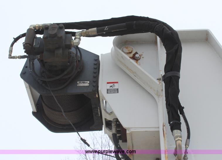 image for item H6225 2006 Peterbilt 335 26-ton crane truck