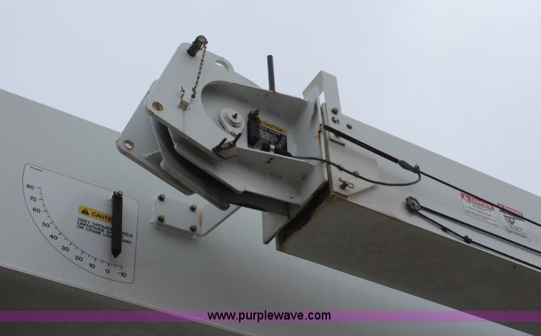 image for item H6225 2006 Peterbilt 335 26-ton crane truck