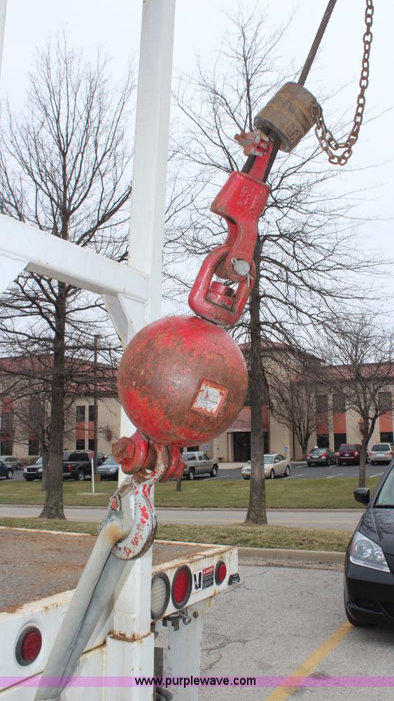 image for item H6225 2006 Peterbilt 335 26-ton crane truck