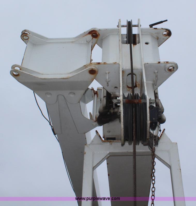 image for item H6225 2006 Peterbilt 335 26-ton crane truck