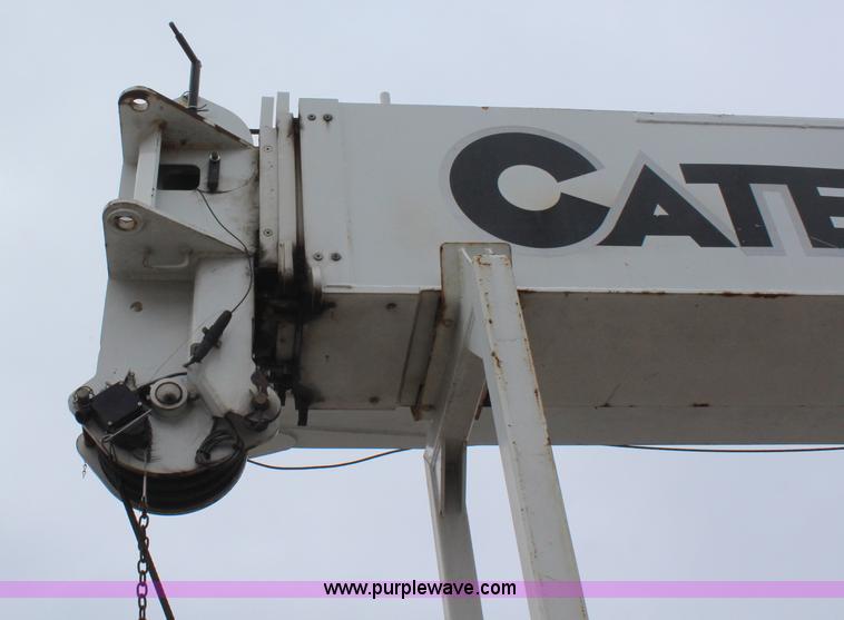 image for item H6225 2006 Peterbilt 335 26-ton crane truck