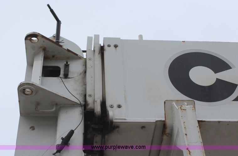 image for item H6225 2006 Peterbilt 335 26-ton crane truck