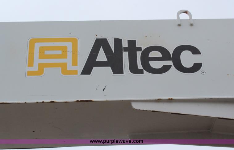 image for item H6225 2006 Peterbilt 335 26-ton crane truck