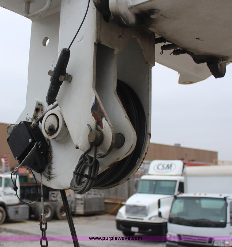 image for item H6225 2006 Peterbilt 335 26-ton crane truck