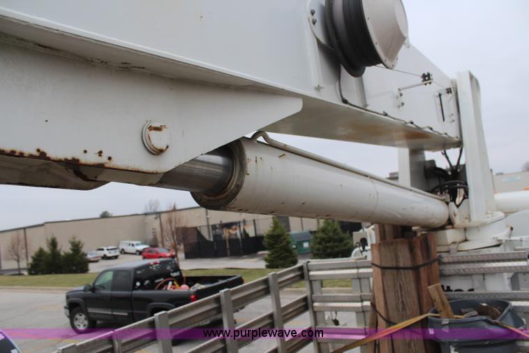 image for item H6225 2006 Peterbilt 335 26-ton crane truck