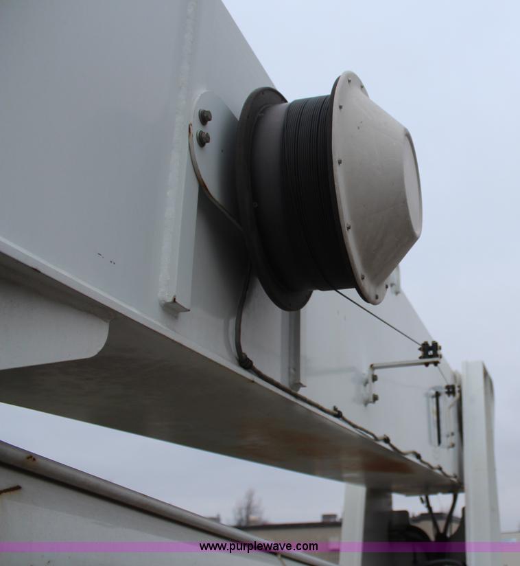 image for item H6225 2006 Peterbilt 335 26-ton crane truck