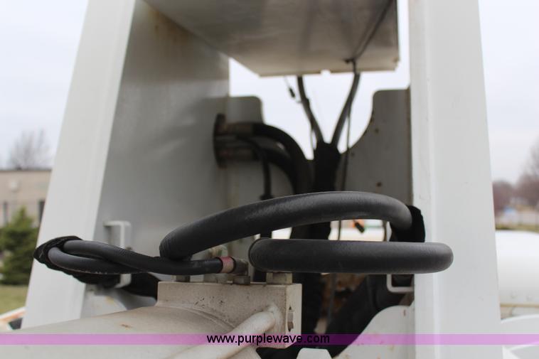 image for item H6225 2006 Peterbilt 335 26-ton crane truck