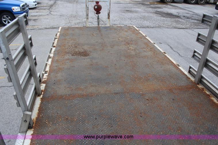 image for item H6225 2006 Peterbilt 335 26-ton crane truck