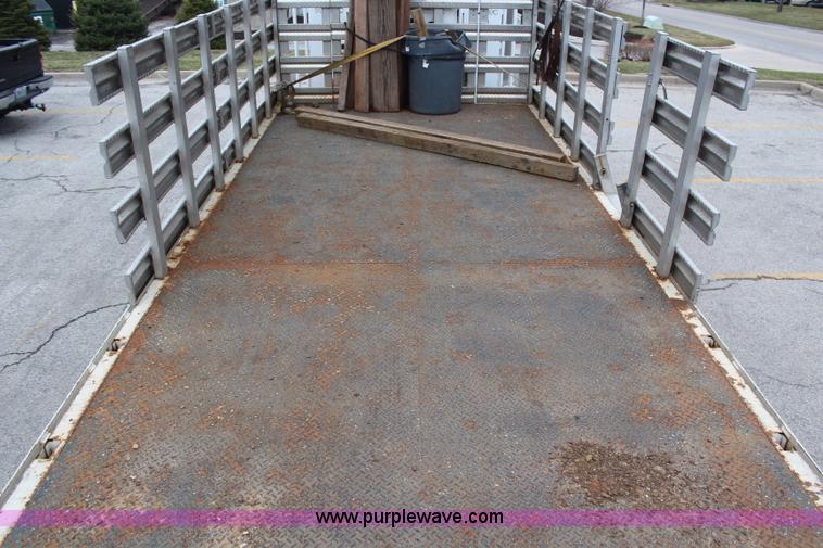 image for item H6225 2006 Peterbilt 335 26-ton crane truck