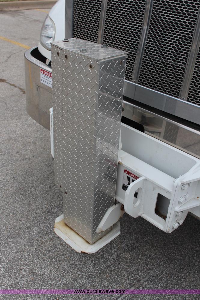 image for item H6225 2006 Peterbilt 335 26-ton crane truck