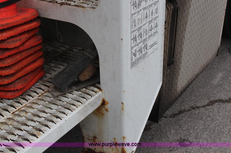 image for item H6225 2006 Peterbilt 335 26-ton crane truck