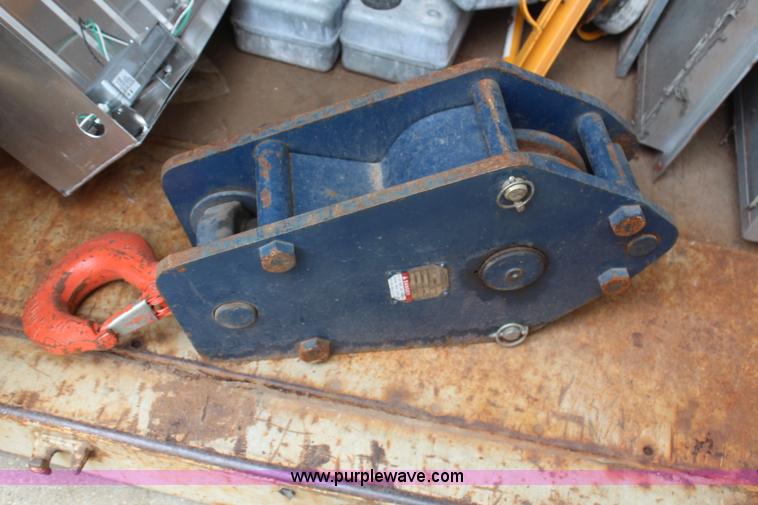 image for item H6225 2006 Peterbilt 335 26-ton crane truck