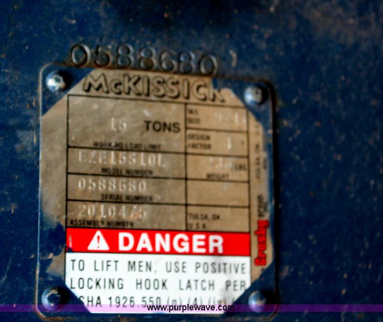 image for item H6225 2006 Peterbilt 335 26-ton crane truck