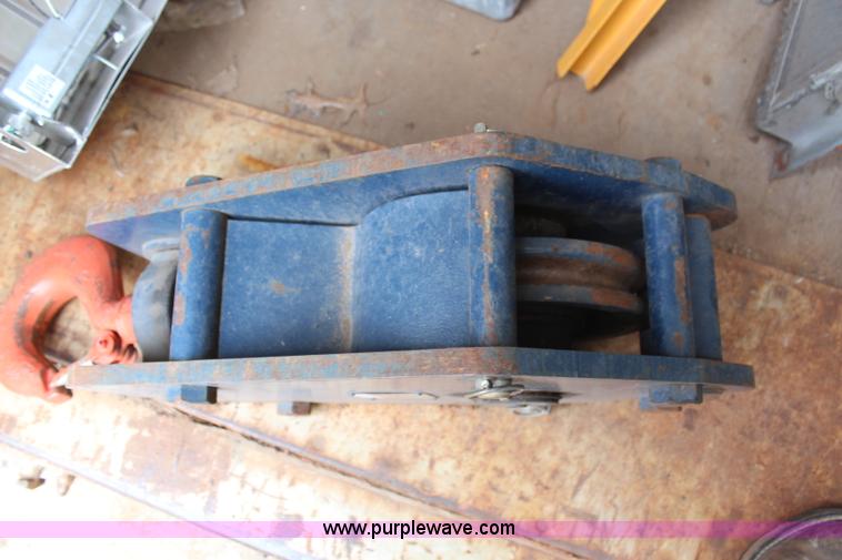 image for item H6225 2006 Peterbilt 335 26-ton crane truck