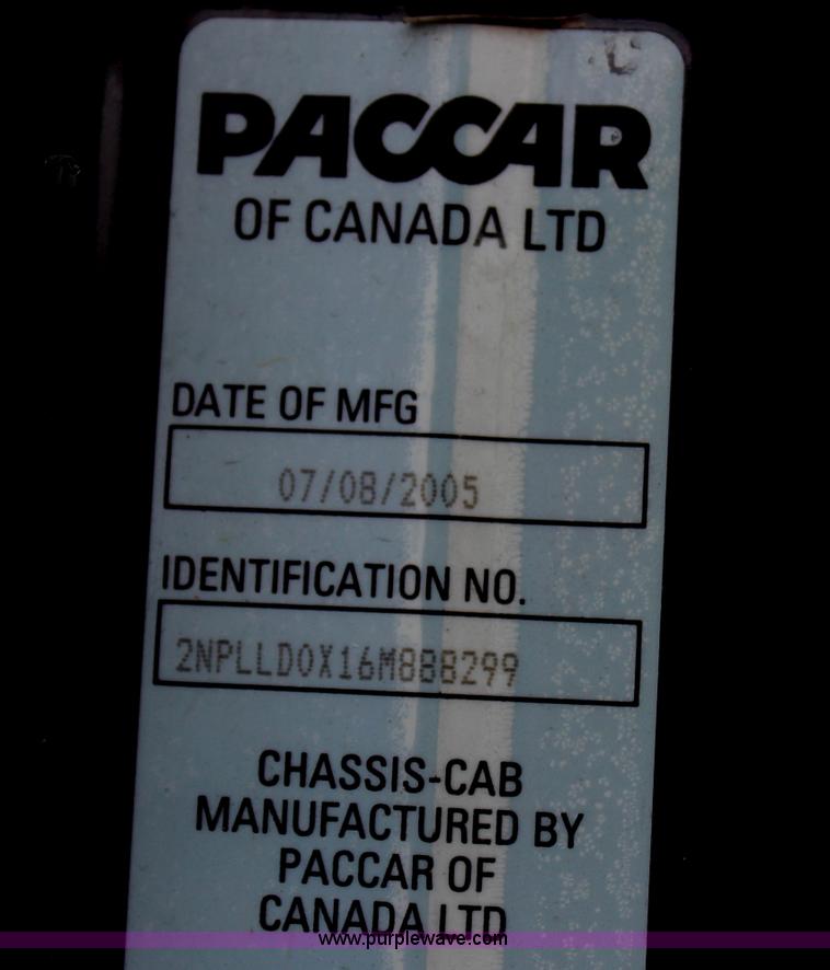 image for item H6225 2006 Peterbilt 335 26-ton crane truck