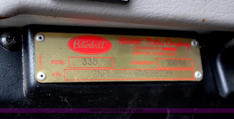 image for item H6225 2006 Peterbilt 335 26-ton crane truck