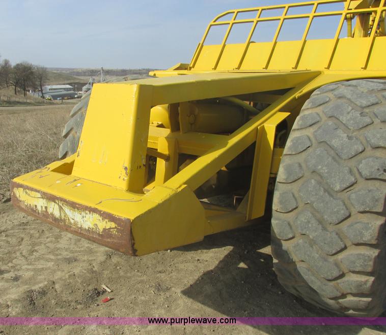 image for item I2739 1967 Allis Chalmers 260 scraper