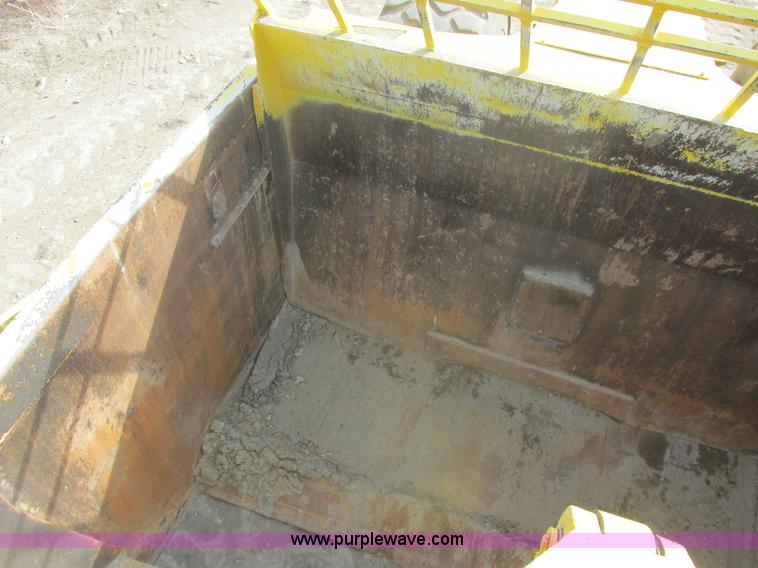 image for item I2739 1967 Allis Chalmers 260 scraper