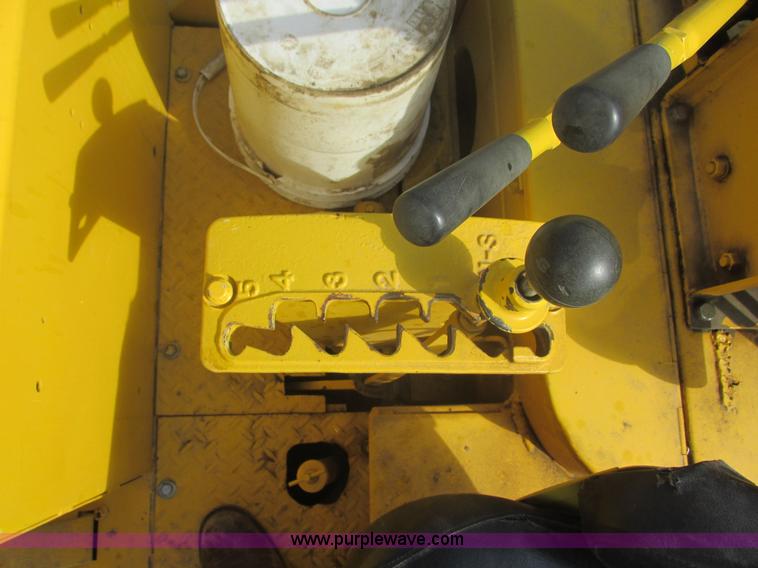 image for item I2739 1967 Allis Chalmers 260 scraper